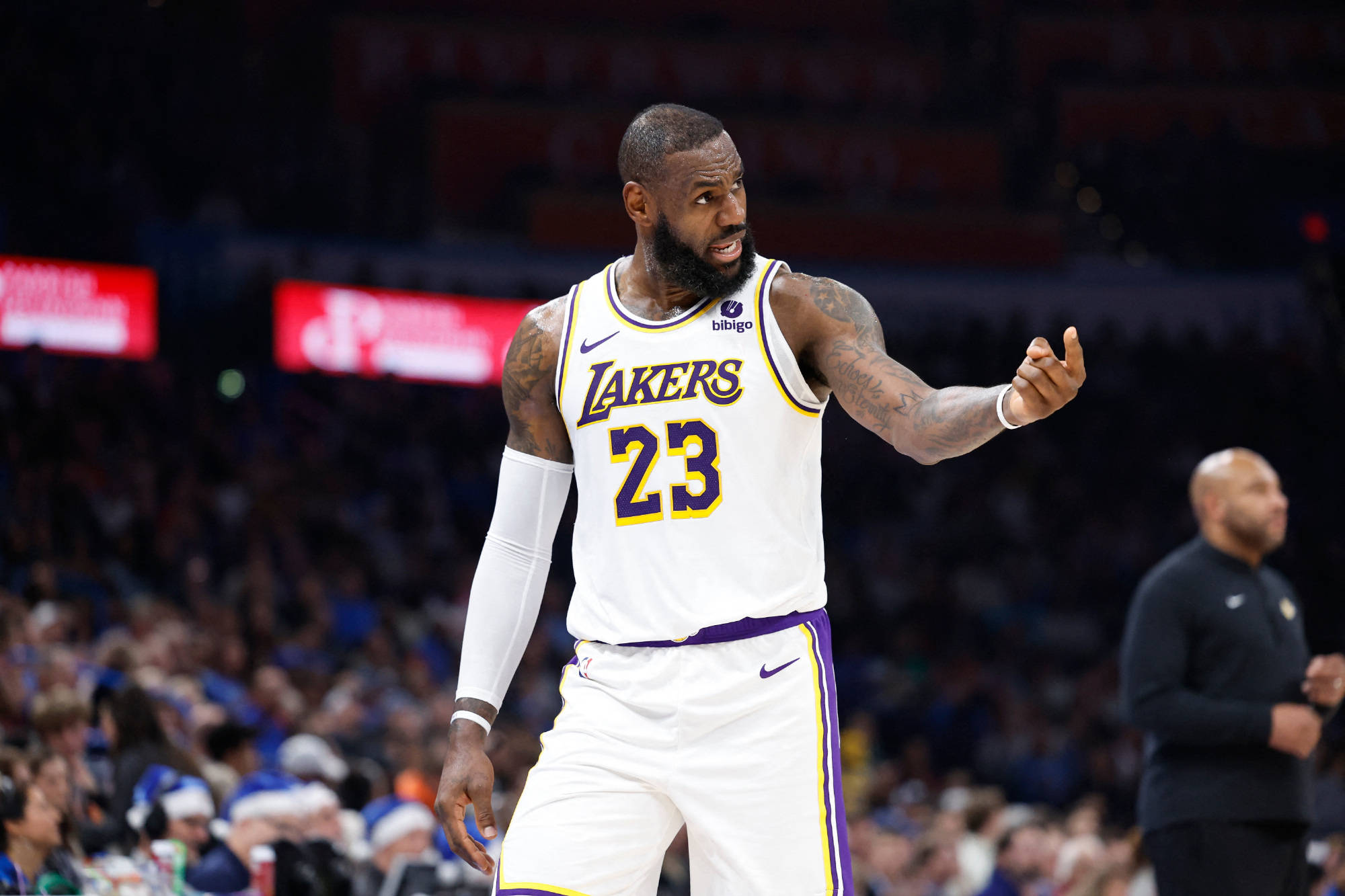 詹姆斯重返赛场，爆冷首场状态出色，中国队观众沸腾！的简单介绍