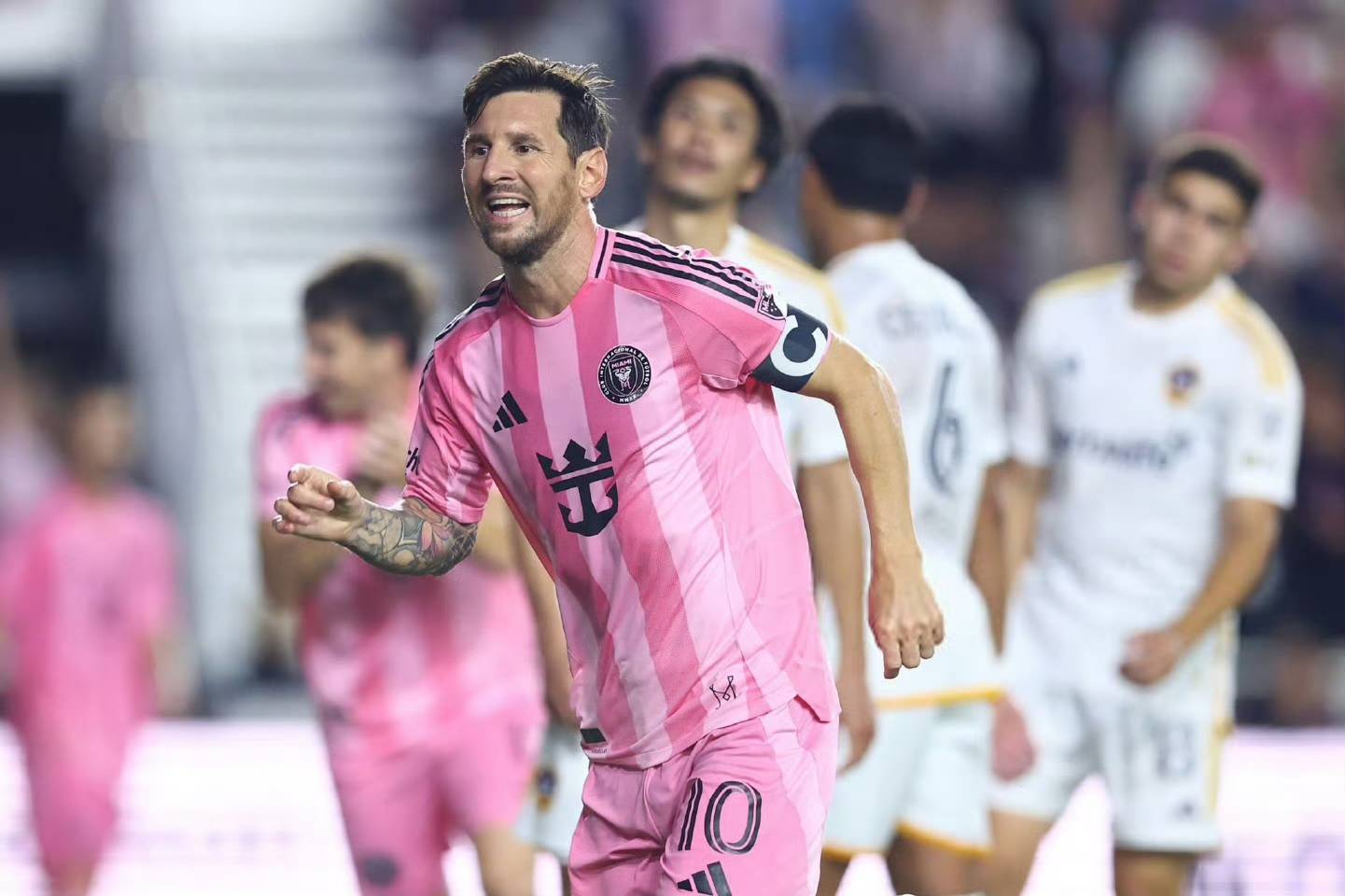 爱游戏APP梅西在老鹰比赛中刷新纪录,表现优异引发热议!全场沸腾不已的简单介绍