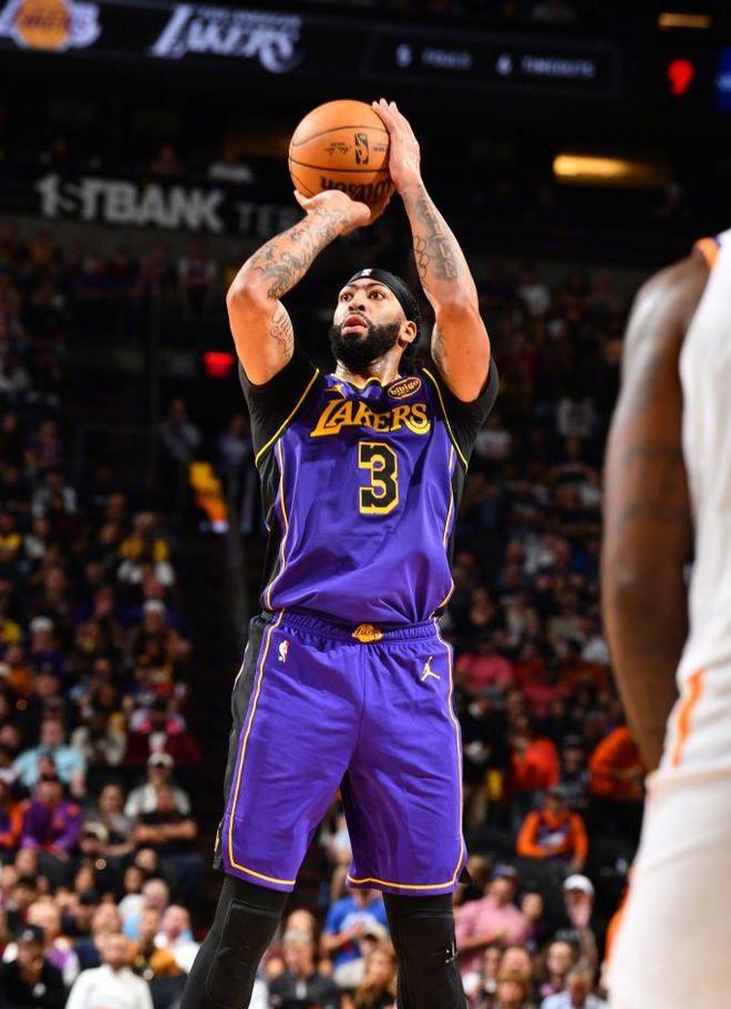 爱游戏APP浓眉哥连续十五场比赛得分超过战术调整,湖人不断突破!比赛高潮迭起的简单介绍